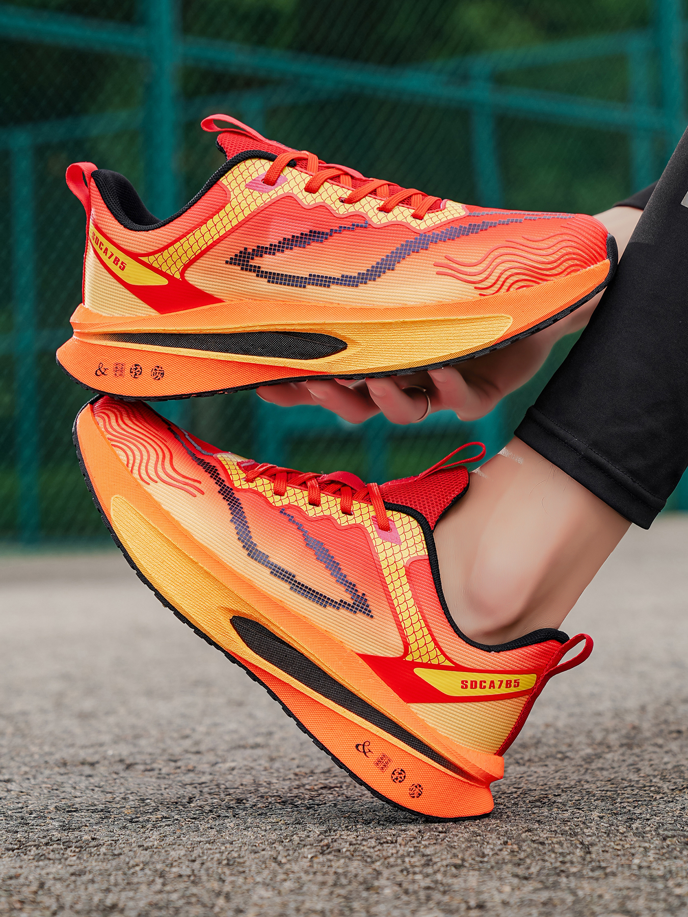 Thick-sole athletic running shoe, model 2293