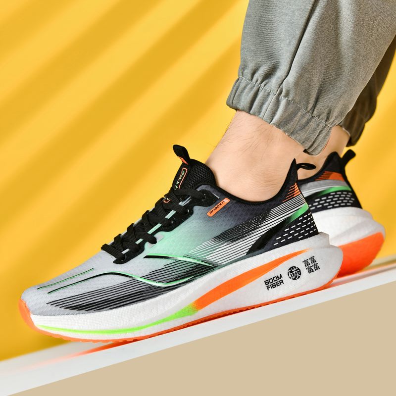 XiangChi model 8883 thick-sole running shoe