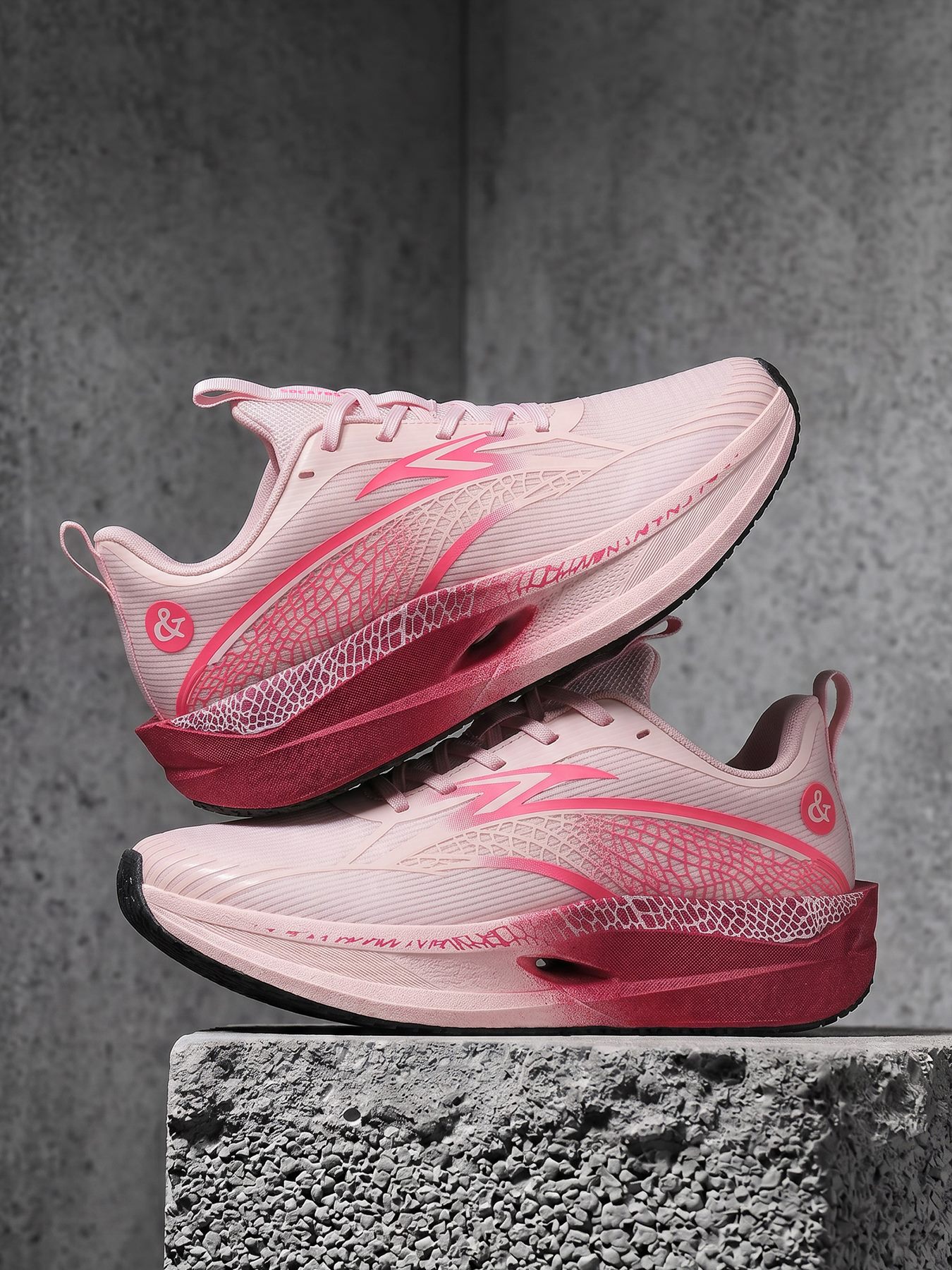 XiangChi model M26012 thick-sole running shoe