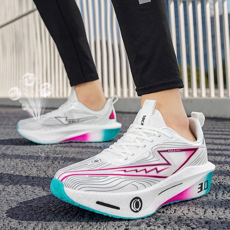 XiangChi model M26018 thick-sole running shoe