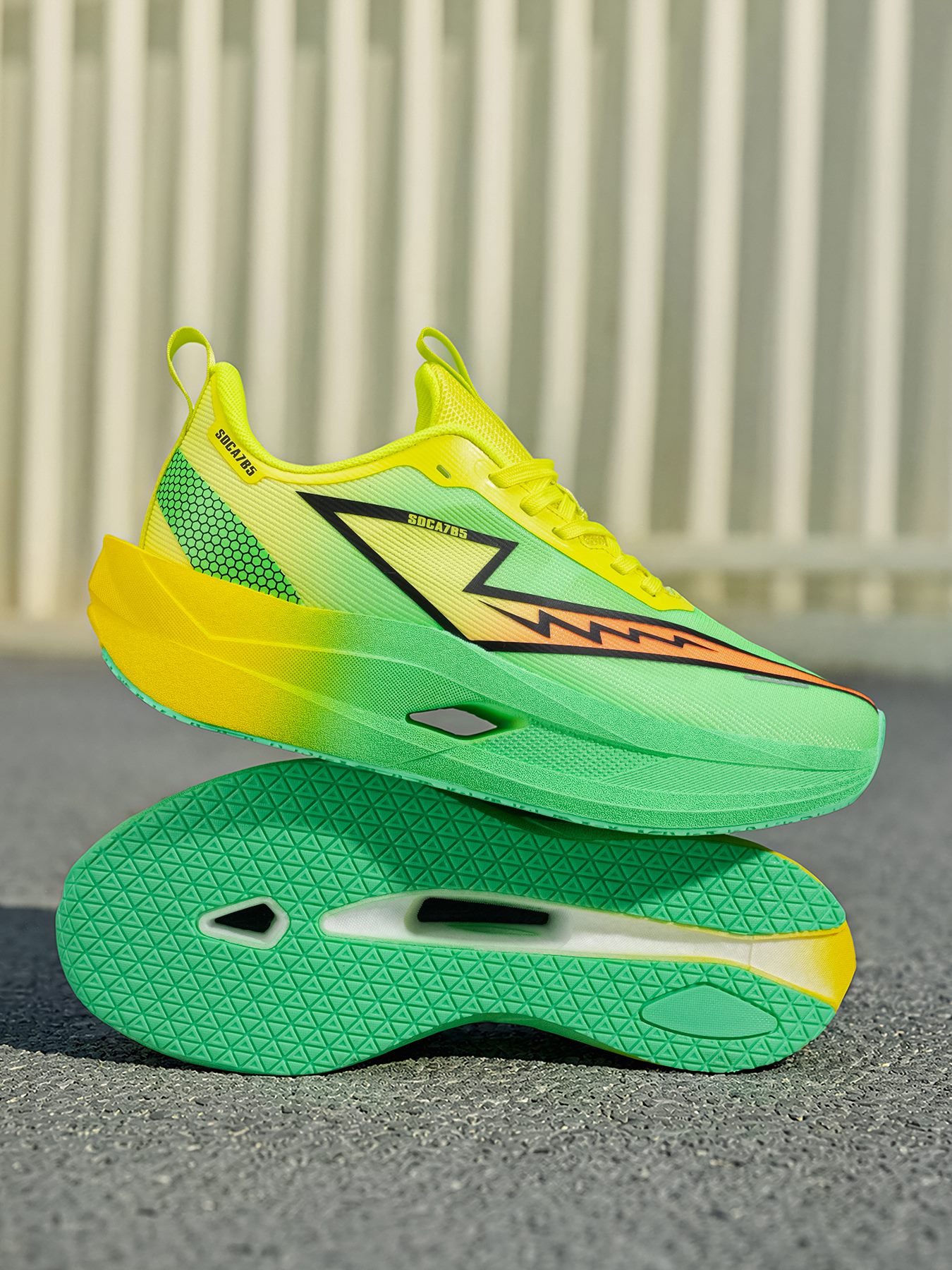 XiangChi model M26023 thick-sole running shoe